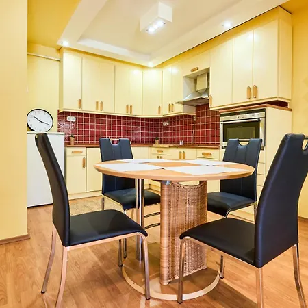 Rainbow Virag Utca Apartment *