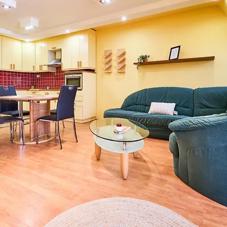 Rainbow Virag Utca Apartment